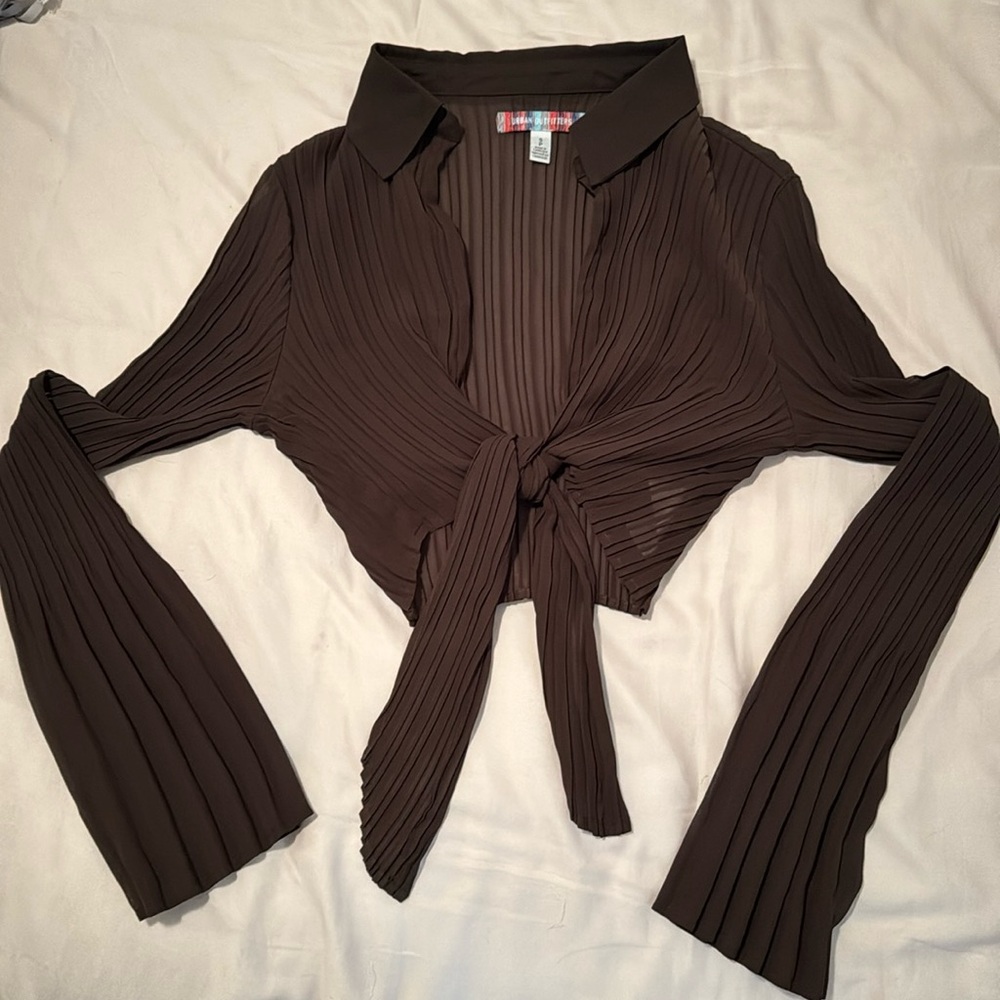 Pleated tie in front top